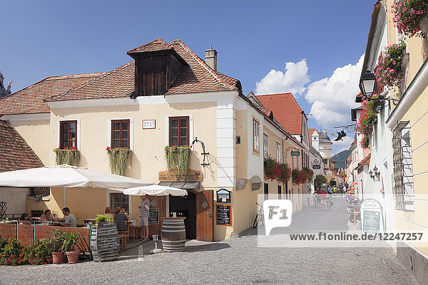 Hauptstraße in der Altstadt  Restaurant Altes Presshaus  Durnstein  Wachau  Niederösterreich  Europa