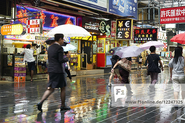 Ein regnerischer Tag in Causeway Bay  Hongkong Island  Hongkong  China  Asien