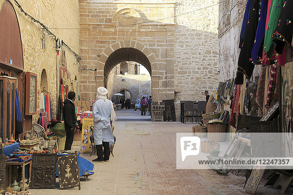 Kunsthandwerkermarkt unter den Stadtmauern  Medina  UNESCO-Weltkulturerbe  Essaouira  Marokko  Nordafrika  Afrika