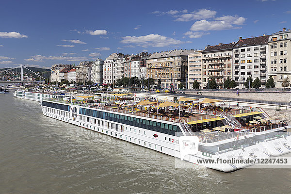Flusskreuzfahrtschiffe auf der Donau  Pest  Budapest  Ungarn  Europa