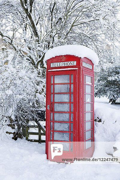 Traditionelle britische rote Telefonzelle im Winter Schnee bedeckt  Snowshill  Cotswolds  Gloucestershire  England  Vereinigtes Königreich  Europa