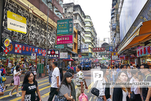Belebte Straße in Mong Kok  Kowloon  Hongkong  China  Asien