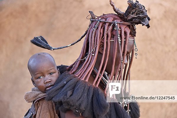 Married Himbafrau carries toddler  portrait  Kaokoveld  Namibia  Africa