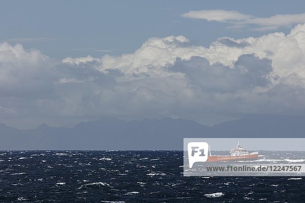 Aufgewühltes Meer  Schiff in meterhohen Wellen  hinter den Bergen der Anden  Golfo de Penas  Region de Aysen  Chile  Südamerika
