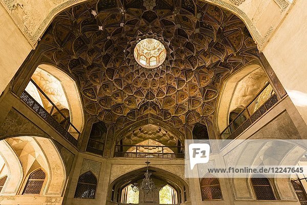 Im Inneren des Hasht Behesht Palace  Bagh Shahid Rajai oder Shahid Rajai Garden  Isfahan  Iran  Asien