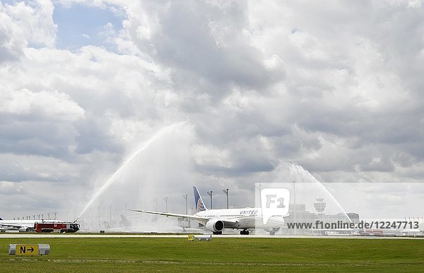 United Airlines  Boeing  B787-900  Dreamliner  Jungfernflug  Wassertaufe  Flughafen München  Oberbayern  Deutschland  Europa