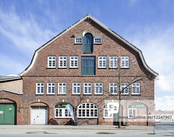 Historisches Büro- und Lagergebäude im Hafen  Kapitän-Alexander-Straße  Cuxhaven  Niedersachsen  Deutschland  Europa