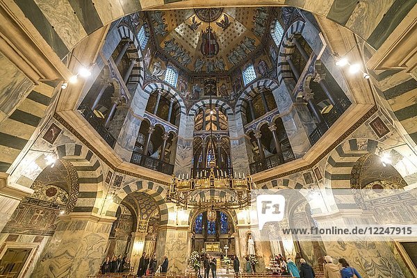 Kuppel  Oktogon mit Deckenmosaik im Aachener Dom  Aachen  Nordrhein-Westfalen  Deutschland  Europa