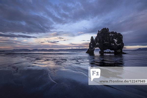 Wolkenstimmung mit Reflektion am Hvítserkur Basaltfelsen Halbinsel Vatnsnes Norðurland vestra Nordwest-Island Island Europa
