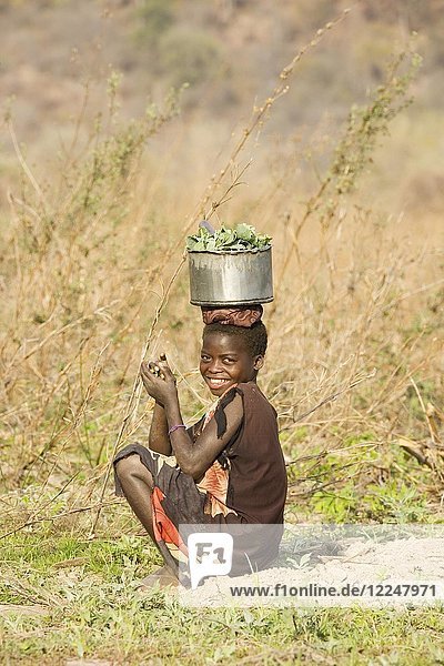 Tonga-Mädchen mit Gemüse Lake Kariba Sambia Afrika