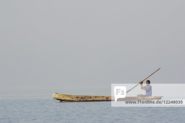 Ein Tonga-Fischer am Kariba-See Sambia Afrika