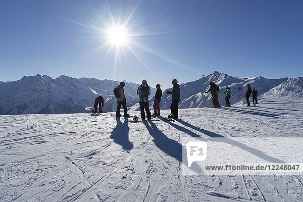 Skiers in the skiing area Penken Horberg  Mayrhofen  Zillertal  Tyrol  Austria  Europe