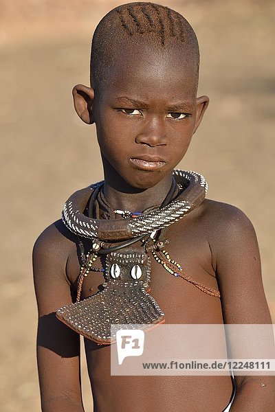 Himba-Mädchen mit Halskette  Porträt  Kunene  Kaokoveld  Namibia  Afrika