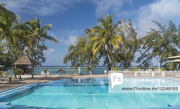 Palmen am Pool des Cotton Bay Resort & Spa mit Ausblick zum Meer Pointe Cotton Insel Rodrigues Mauritius Afrika