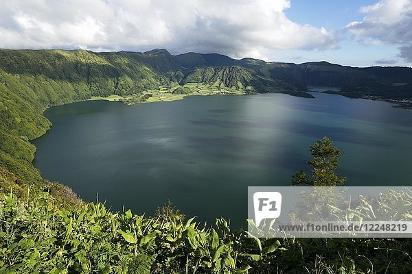 Lagune Lagoa Azul an der Caldeira das Sete Cidades Sao Miguel Azoren Portugal Europa