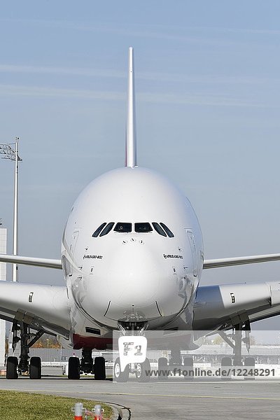 Emirates Airbus A380-800 Roll Out auf Startbahn Süd Flughafen München Oberbayern Deutschland Europa