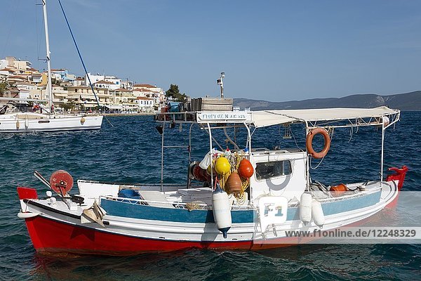 Fischerboot  Hafen  Ermioni  Peloponnes  Griechenland  Europa