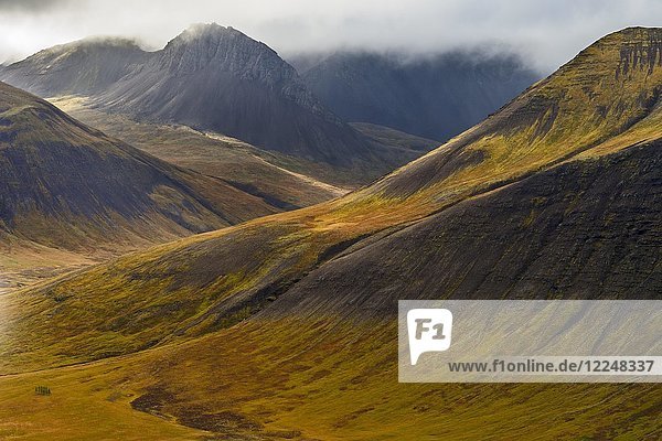 Wolkenstimmung vor Bergen in Herbstfarben Westfjorde Island Europa