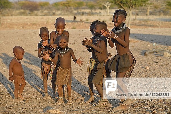 Singende und tanzende glückliche Himbakinders  Kaokoveld  Kunene  Namibia  Afrika