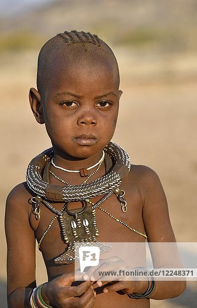 Himbamädchen mit Halskette  Porträt  Kunene  Kaokoveld  Namibia  Afrika