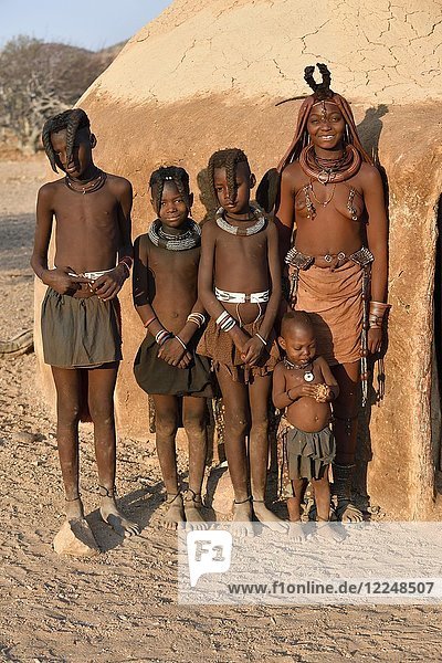 Himbafrau mit Kindern vor einer Lehmhütte  Kaokoveld  Kunene  Namibia  Afrika