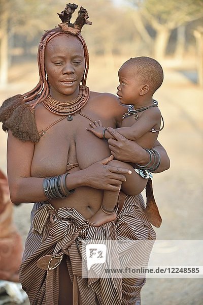 Portrait of a married Himbafrau with toddler  Kaokoveld  Namibia  Africa