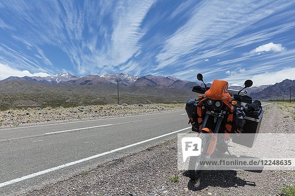Schwer bepacktes Motorrad am Straßenrand  Uspallata  Provinz Mendoza  Argentinien  Südamerika