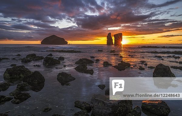 Sonnenuntergang hinter Felsformation am Strand von Mosteiros an der Westküste von Sao Miguel Azoren Portugal Europa