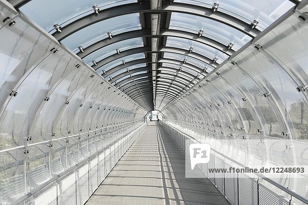 Glastunnelröhre S-Bahnhaltestelle Flughafen Besucherpark Flughafen München Oberbayern Deutschland Europa