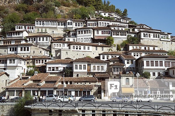 Stadtansicht  Stadt der 1000 Fenster  Stadtteil Mangalem am Fluss Osum  Berat  Albanien  Europa