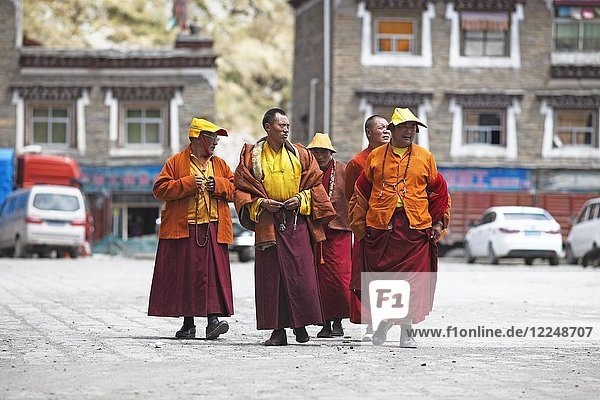 Buddhistische Mönche  Tagong  Autonomer Bezirk Garzê der Tibeter  Sichuan  China  Asien