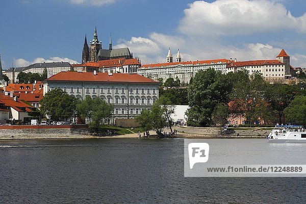 Moldau mit Prager Burg  St.-Veits-Dom  Prag  Tschechische Republik  Europa