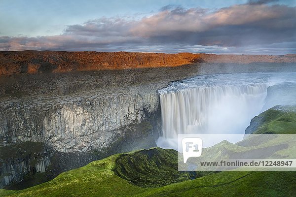 Abendstimmung am Wasserfall Dettifoss Nordost-Island Island Europa