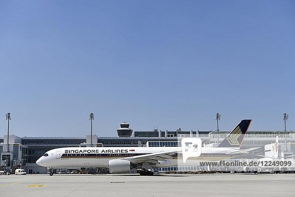 Singapore Airlines  Airbus A350-900  vor dem Terminal 2  Flughafen München  Deutschland  Europa
