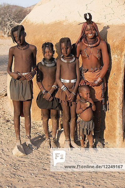 Himbafrau und Kinder vor einer Lehmhütte  Kaokoveld  Kunene  Namibia  Afrika