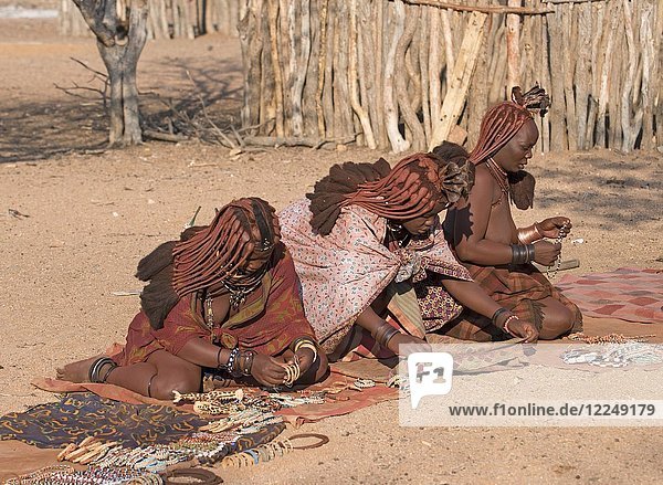 Himba-Frauen verkaufen Schmuck  Kaokoveld  Namibia  Afrika