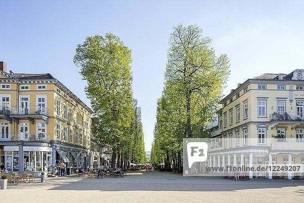 Blick vom Brunnenplatz in die Hauptallee im Kurviertel Bad Pyrmont Niedersachsen Deutschland Europa