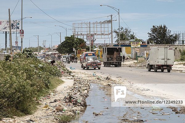 Plastikmüll  Straßenmüll  Karibik  Port-au-Prince  Ouest  Haiti  Mittelamerika