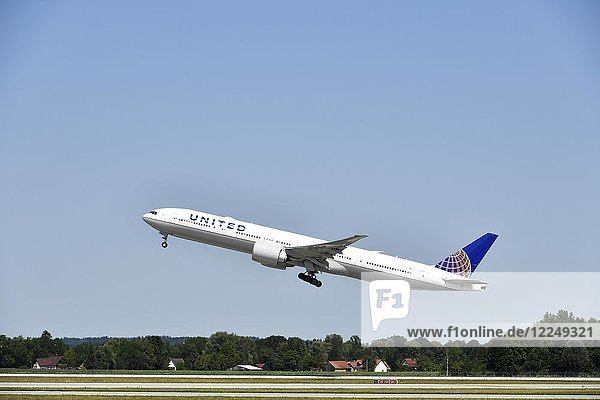 United Airlines beim Starten Boeing B777-222 Flughafen München Bayern Deutschland Europa