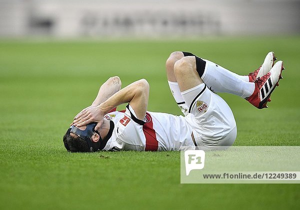 Christian Gentner vom VfB Stuttgart liegt verletzt am Boden  Mercedes-Benz Arena  Stuttgart  Baden-Württemberg  Deutschland  Europa