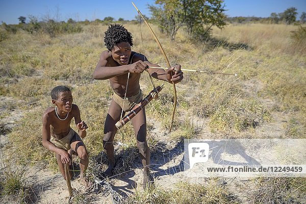 Bushmen of Ju/' Hoansi-San with bow and arrow in traditional hunting  village //Xa/oba  near Tsumkwe  Otjozondjupa region  Namibia  Africa