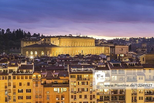 Blick auf Wohngebäude und Palazzo Pitti in der Abenddämmerung  Florenz  Toskana  Italien  Europa