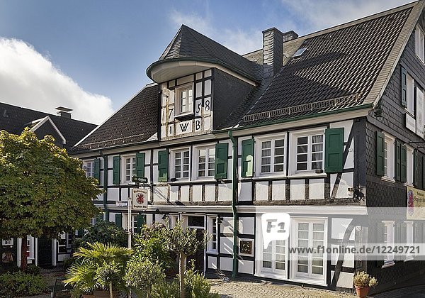 Traditionelles Fachwerkhaus  Restaurant Bergischer Löwe  Wermelskirchen  Bergisches Land  Nordrhein-Westfalen  Deutschland  Europa