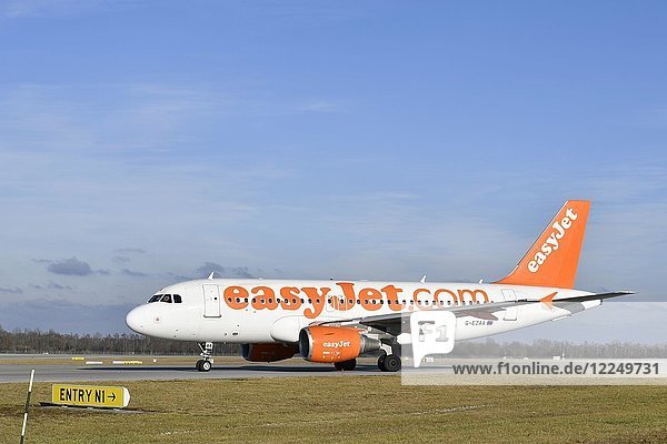 EasyJet  Airbus A320  rollend auf Startbahn  Flughafen München  Deutschland  Europa