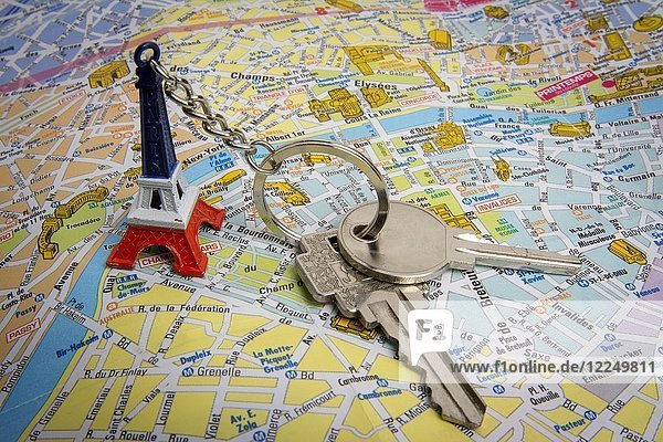 Stadtplan von Paris mit Schlüsseln  Immobilienmarktkonzept  Frankreich  Europa