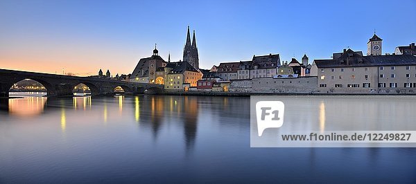 Stadtansicht mit Steinbrücke  Brückentor und Dom  Wasserspiegelung in der Donau  Dämmerung  Regensburg  Oberpfalz  Bayern  Deutschland  Europa