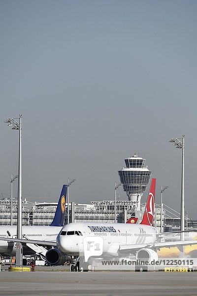 Turkish Airlines  Flugzeug rollt auf Startbahn mit Tower im Hintergrund  Flughafen München  Oberbayern  Deutschland  Europa