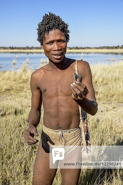 Buschmann der Ju/'Hoansi-San auf der Jagd Dorf //Xa/oba bei Tsumkwe Otjozondjupa Region Namibia Afrika