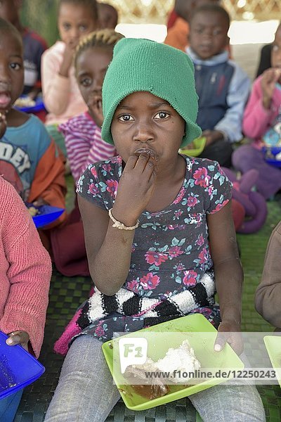 Kind isst reis aus Plastikteller  Havana Soup Kitchen  Vorschule für Waisenkinder  Stadtteil Katutura  Windhoek  Khomas Region  Namibia  Afrika