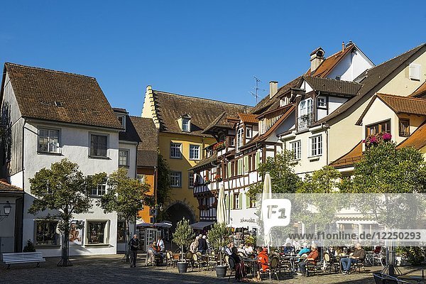 Platz in der Altstadt mit Restaurants  Meersburg  Bodensee  Baden-Württemberg  Deutschland  Europa